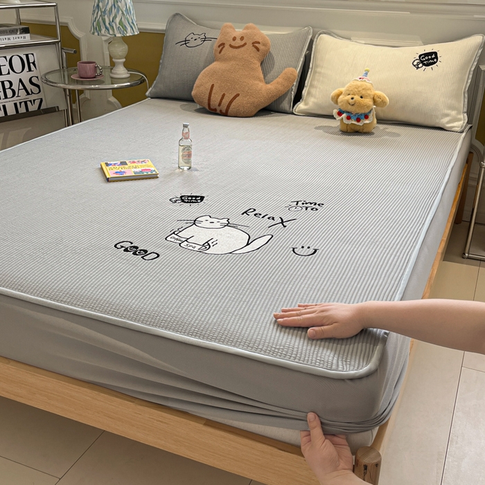 91家纺网 家纺一手货源 找家纺 如一 2025春夏新款A类卡通刺绣PE中分子冰豆豆凉感软席凉席席子 床笠款-线条喵喵