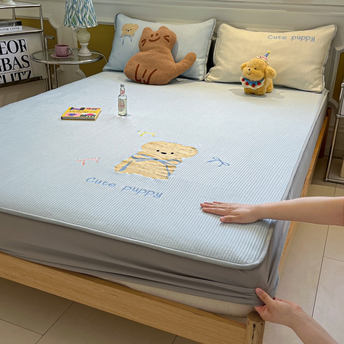 91家纺网 家纺一手货源 找家纺 如一 2025春夏新款A类卡通刺绣PE中分子冰豆豆凉感软席凉席席子 床笠款-西高地狗