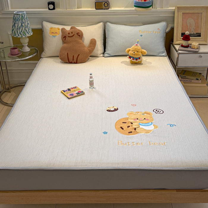 91家纺网 家纺一手货源 找家纺 如一 2025春夏新款A类卡通刺绣PE中分子冰豆豆凉感软席凉席席子 床笠款-黄油小熊