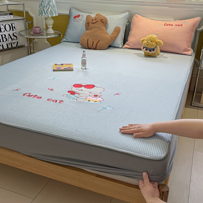 91家纺网 家纺一手货源 找家纺 如一 2025春夏新款A类卡通刺绣PE中分子冰豆豆凉感软席凉席席子 床笠款-可爱猫蓝