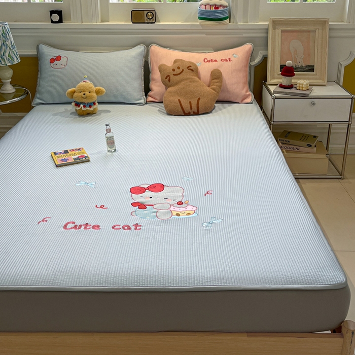91家纺网 家纺一手货源 找家纺 如一 2025春夏新款A类卡通刺绣PE中分子冰豆豆凉感软席凉席席子 床笠款-可爱猫蓝