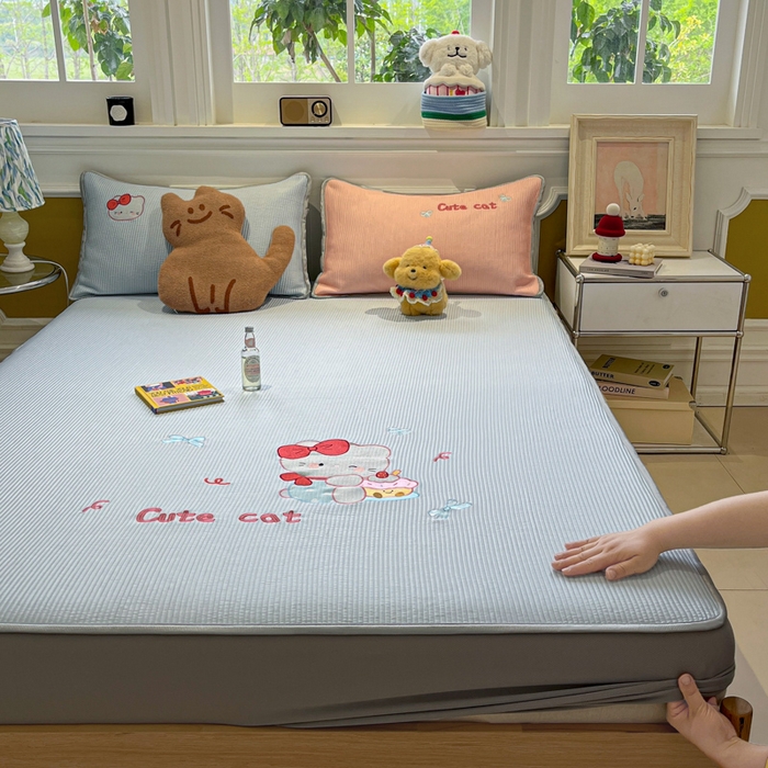 91家纺网 家纺一手货源 找家纺 如一 2025春夏新款A类卡通刺绣PE中分子冰豆豆凉感软席凉席席子 床笠款-可爱猫蓝