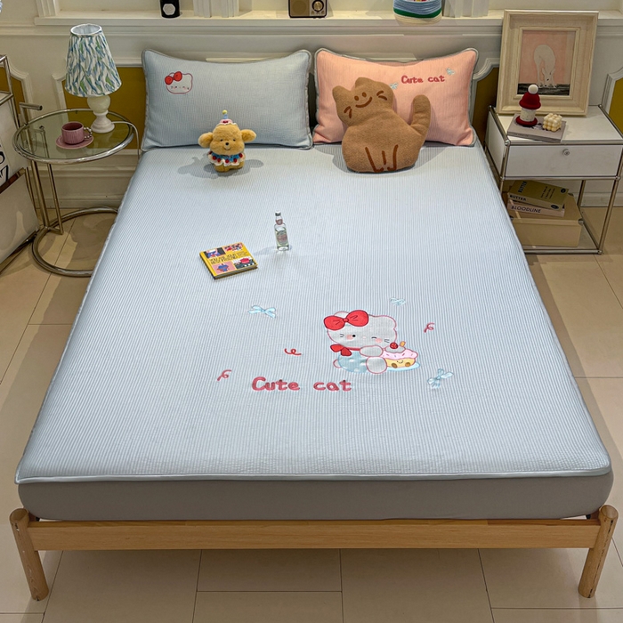 91家纺网 家纺一手货源 找家纺 如一 2025春夏新款A类卡通刺绣PE中分子冰豆豆凉感软席凉席席子 床笠款-可爱猫蓝