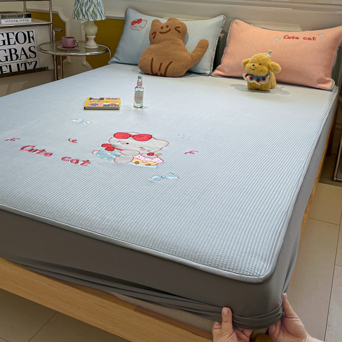 91家纺网 家纺一手货源 找家纺 如一 2025春夏新款A类卡通刺绣PE中分子冰豆豆凉感软席凉席席子 床笠款-可爱猫蓝