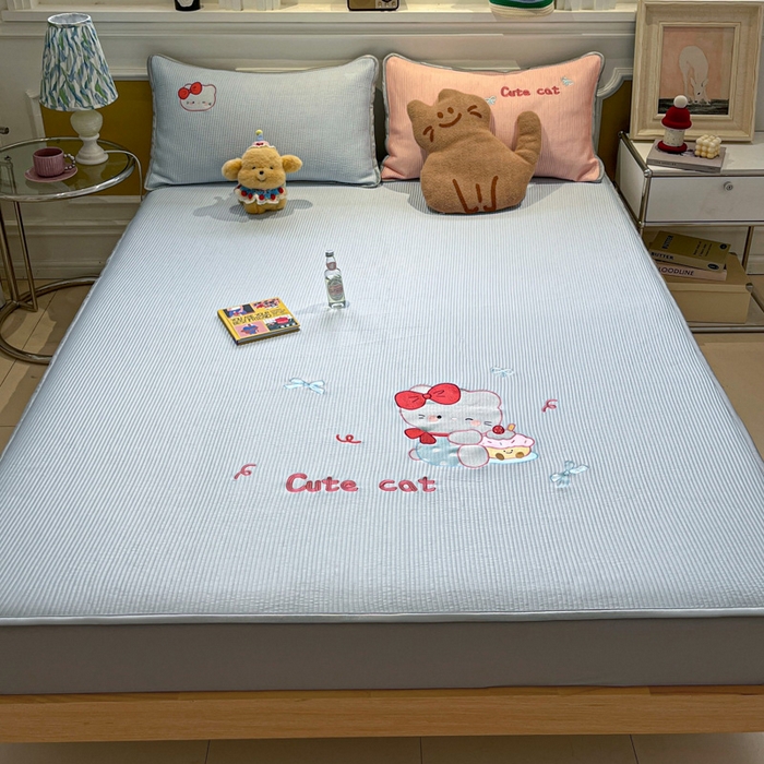 91家纺网 家纺一手货源 找家纺 如一 2025春夏新款A类卡通刺绣PE中分子冰豆豆凉感软席凉席席子 床笠款-可爱猫蓝