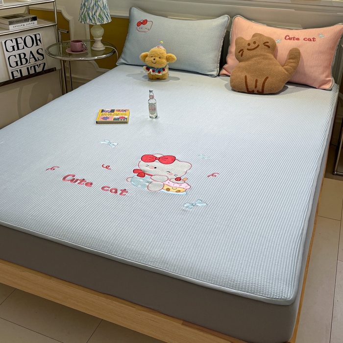 91家纺网 家纺一手货源 找家纺 如一 2025春夏新款A类卡通刺绣PE中分子冰豆豆凉感软席凉席席子 床笠款-可爱猫蓝