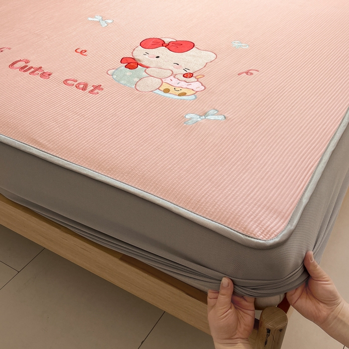 91家纺网 家纺一手货源 找家纺 如一 2025春夏新款A类卡通刺绣PE中分子冰豆豆凉感软席凉席席子 床笠款-可爱猫粉