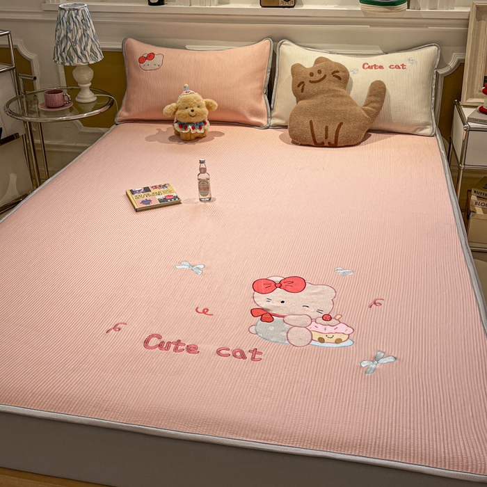 91家纺网 家纺一手货源 找家纺 如一 2025春夏新款A类卡通刺绣PE中分子冰豆豆凉感软席凉席席子 床笠款-可爱猫粉
