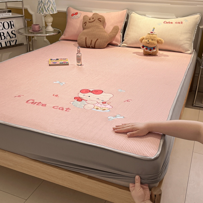 91家纺网 家纺一手货源 找家纺 如一 2025春夏新款A类卡通刺绣PE中分子冰豆豆凉感软席凉席席子 床笠款-可爱猫粉