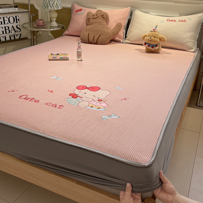 91家纺网 家纺一手货源 找家纺 如一 2025春夏新款A类卡通刺绣PE中分子冰豆豆凉感软席凉席席子 床笠款-可爱猫粉