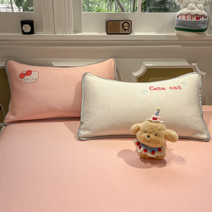 91家纺网 家纺一手货源 找家纺 如一 2025春夏新款A类卡通刺绣PE中分子冰豆豆凉感软席凉席席子 床笠款-可爱猫粉