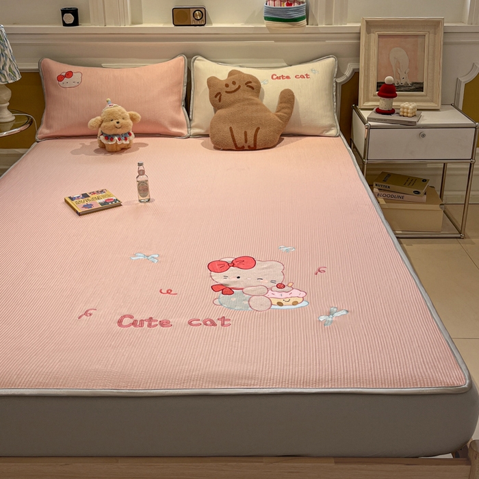 91家纺网 家纺一手货源 找家纺 如一 2025春夏新款A类卡通刺绣PE中分子冰豆豆凉感软席凉席席子 床笠款-可爱猫粉