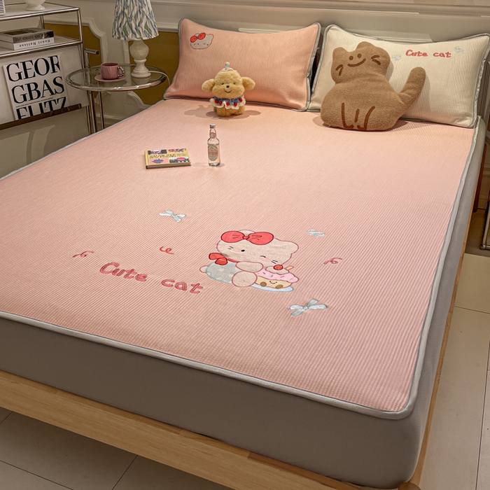 91家纺网 家纺一手货源 找家纺 如一 2025春夏新款A类卡通刺绣PE中分子冰豆豆凉感软席凉席席子 床笠款-可爱猫粉