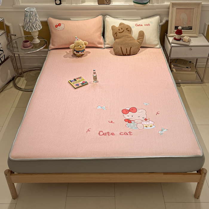 91家纺网 家纺一手货源 找家纺 如一 2025春夏新款A类卡通刺绣PE中分子冰豆豆凉感软席凉席席子 床笠款-可爱猫粉