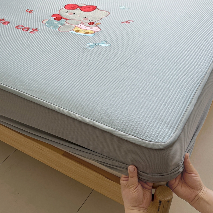 91家纺网 家纺一手货源 找家纺 如一 2025春夏新款A类卡通刺绣PE中分子冰豆豆凉感软席凉席席子 床笠款-可爱猫蓝