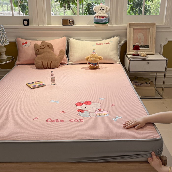 91家纺网 家纺一手货源 找家纺 如一 2025春夏新款A类卡通刺绣PE中分子冰豆豆凉感软席凉席席子 床笠款-可爱猫粉