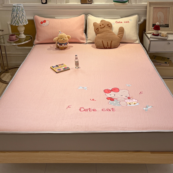 91家纺网 家纺一手货源 找家纺 如一 2025春夏新款A类卡通刺绣PE中分子冰豆豆凉感软席凉席席子 床笠款-可爱猫粉