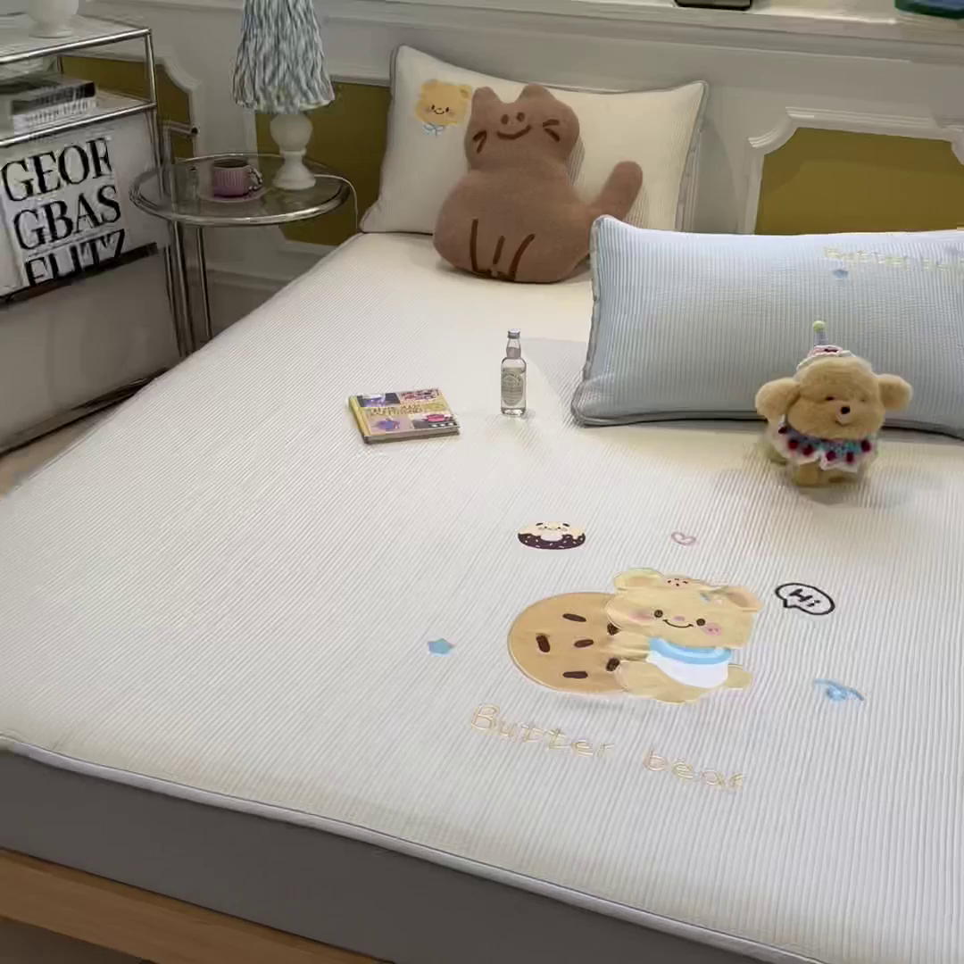 91家纺网 家纺一手货源 找家纺 如一 2025春夏新款A类卡通刺绣PE中分子冰豆豆凉感软席凉席席子 床笠款-黄油小熊