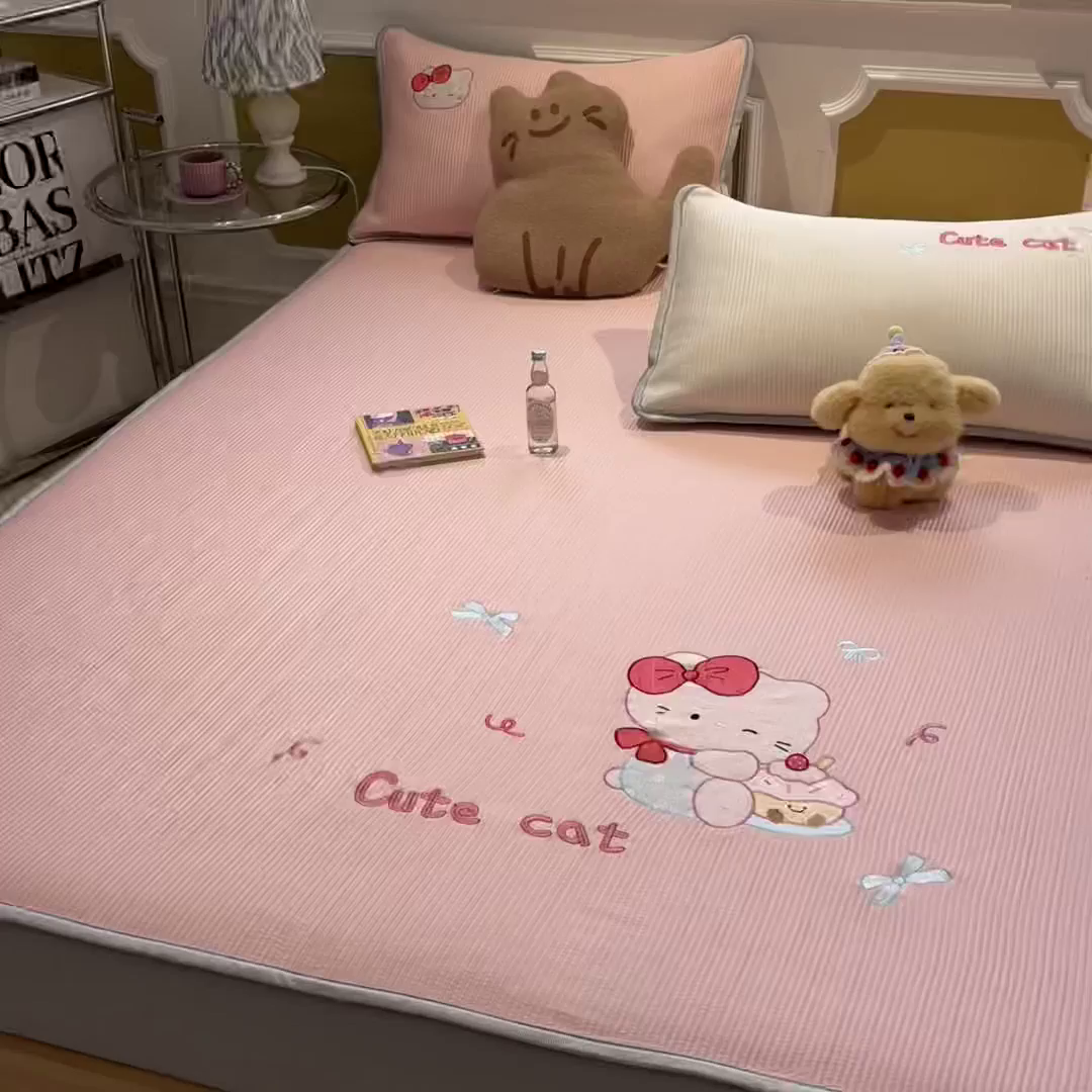 91家纺网 家纺一手货源 找家纺 如一 2025春夏新款A类卡通刺绣PE中分子冰豆豆凉感软席凉席席子 床笠款-可爱猫粉