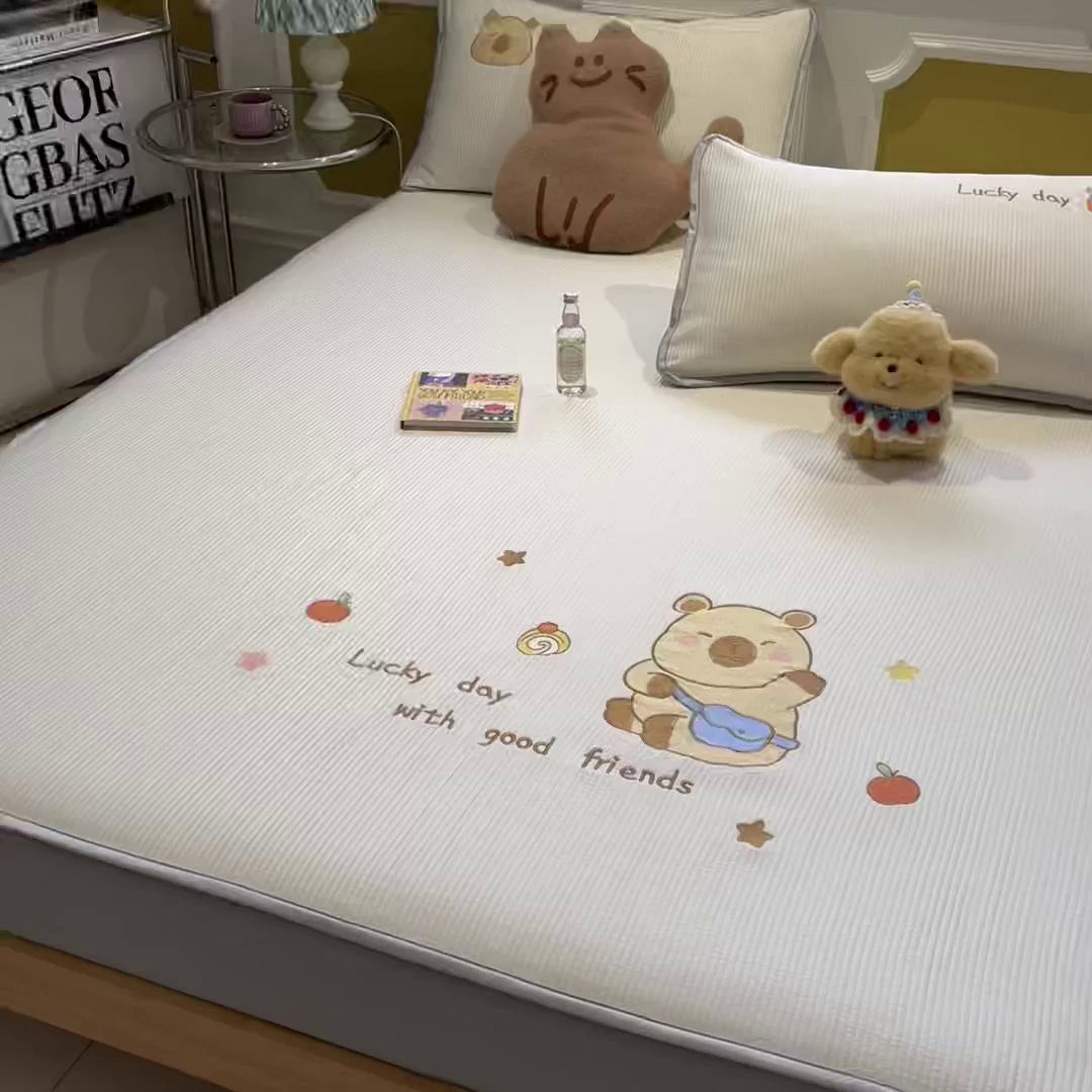 91家纺网 家纺一手货源 找家纺 如一 2025春夏新款A类卡通刺绣PE中分子冰豆豆凉感软席凉席席子 床笠款-快乐卡皮