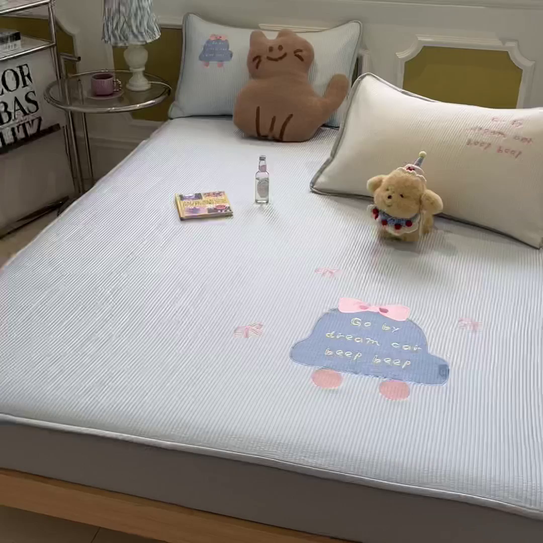 91家纺网 家纺一手货源 找家纺 如一 2025春夏新款A类卡通刺绣PE中分子冰豆豆凉感软席凉席席子 床笠款-梦幻汽车