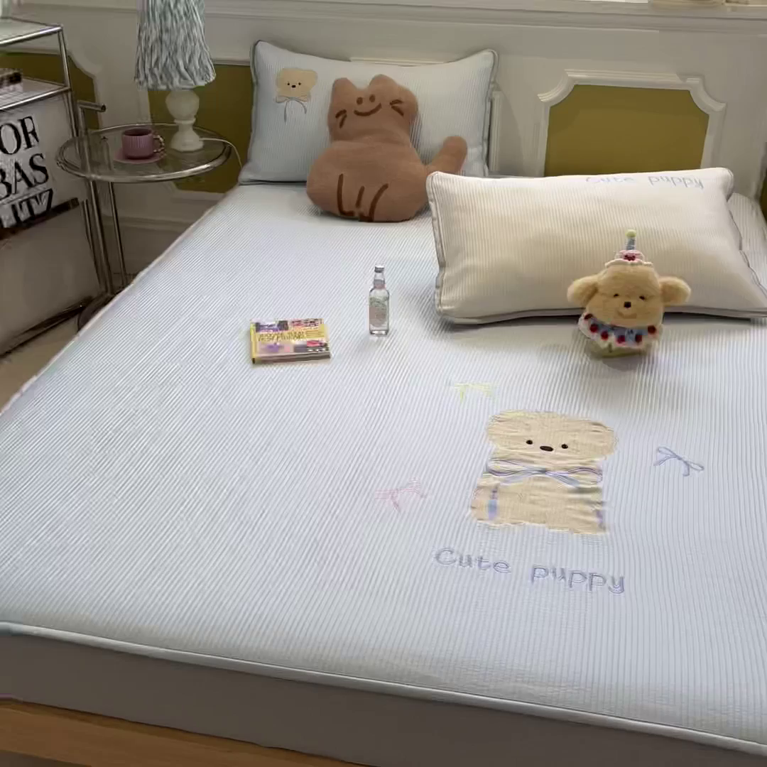 91家纺网 家纺一手货源 找家纺 如一 2025春夏新款A类卡通刺绣PE中分子冰豆豆凉感软席凉席席子 床笠款-西高地狗