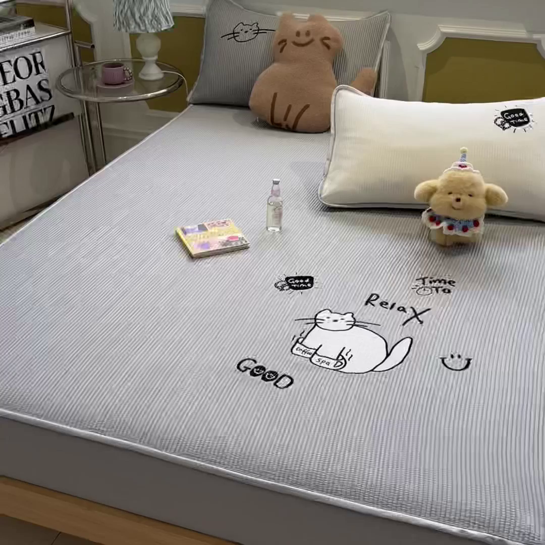 91家纺网 家纺一手货源 找家纺 如一 2025春夏新款A类卡通刺绣PE中分子冰豆豆凉感软席凉席席子 床笠款-线条喵喵