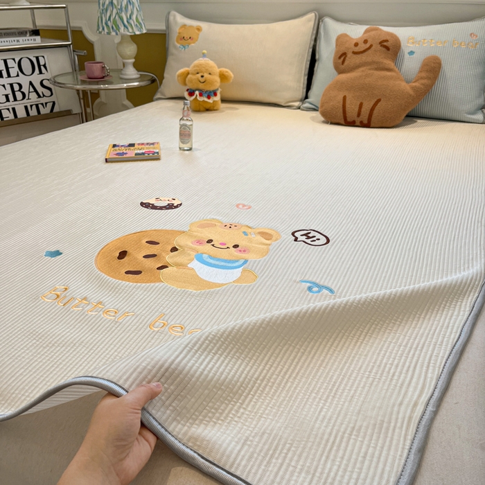 91家纺网 家纺一手货源 找家纺 如一 2025春夏新款A类卡通刺绣PE中分子冰豆豆凉感软席凉席席子 床席款-黄油小熊