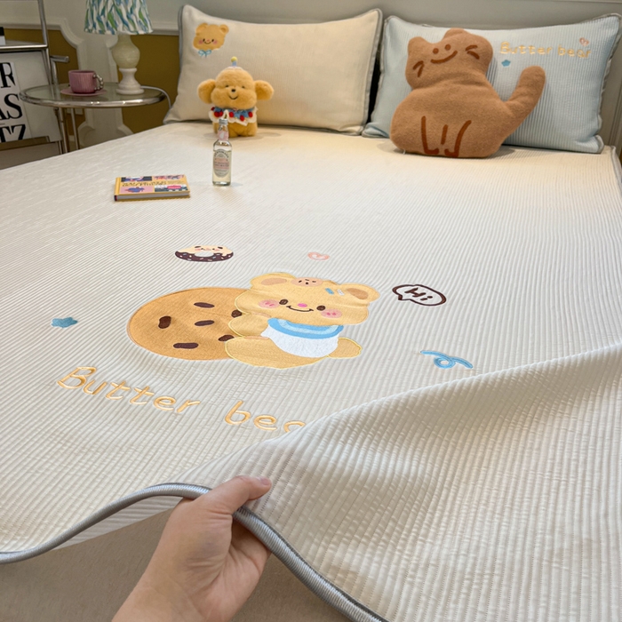 91家纺网 家纺一手货源 找家纺 如一 2025春夏新款A类卡通刺绣PE中分子冰豆豆凉感软席凉席席子 床席款-黄油小熊