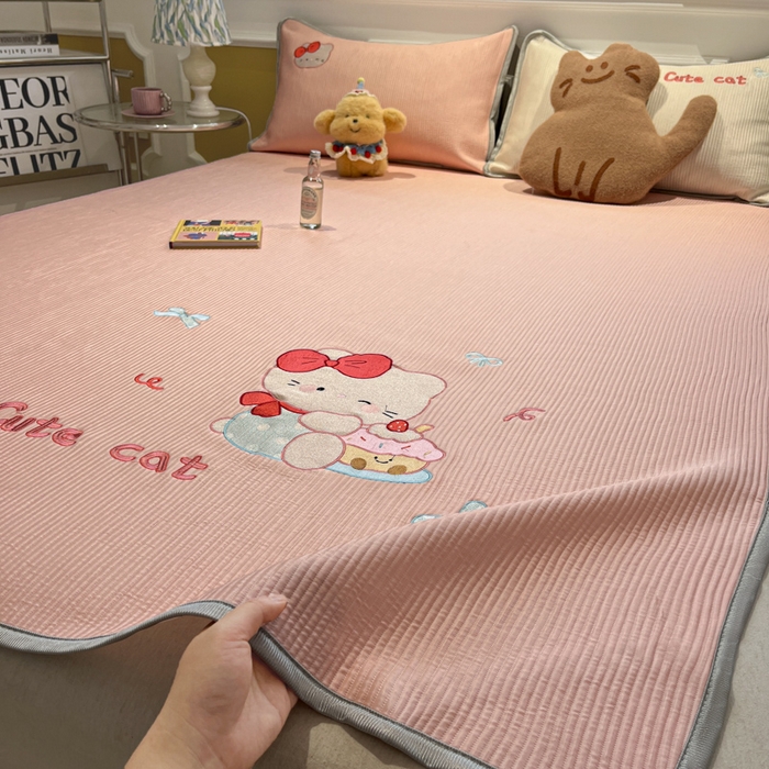 91家纺网 家纺一手货源 找家纺 如一 2025春夏新款A类卡通刺绣PE中分子冰豆豆凉感软席凉席席子 床席款-可爱猫粉