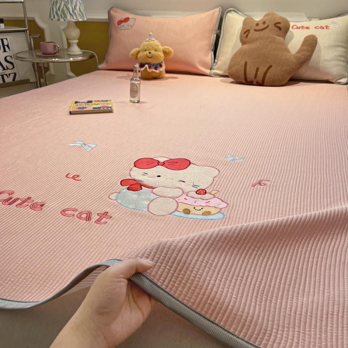 91家纺网 家纺一手货源 找家纺 如一 2025春夏新款A类卡通刺绣PE中分子冰豆豆凉感软席凉席席子 床席款-可爱猫粉