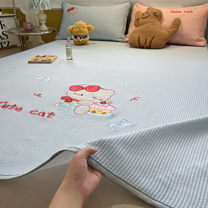 91家纺网 家纺一手货源 找家纺 如一 2025春夏新款A类卡通刺绣PE中分子冰豆豆凉感软席凉席席子 床席款-可爱猫蓝