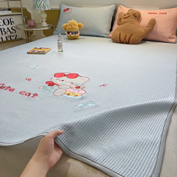 91家纺网 家纺一手货源 找家纺 如一 2025春夏新款A类卡通刺绣PE中分子冰豆豆凉感软席凉席席子 床席款-可爱猫蓝