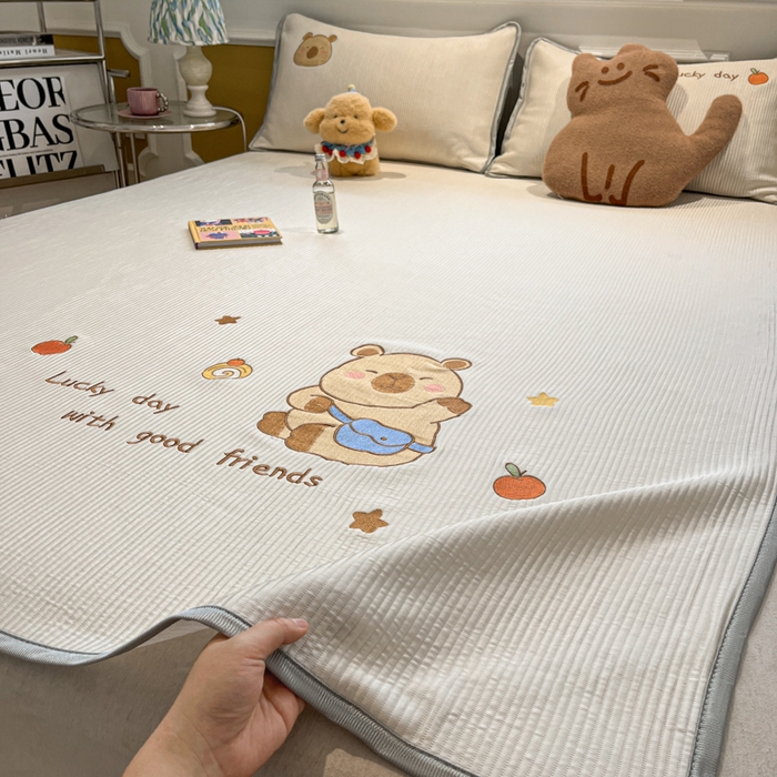 91家纺网 家纺一手货源 找家纺 如一 2025春夏新款A类卡通刺绣PE中分子冰豆豆凉感软席凉席席子 床席款-快乐卡皮