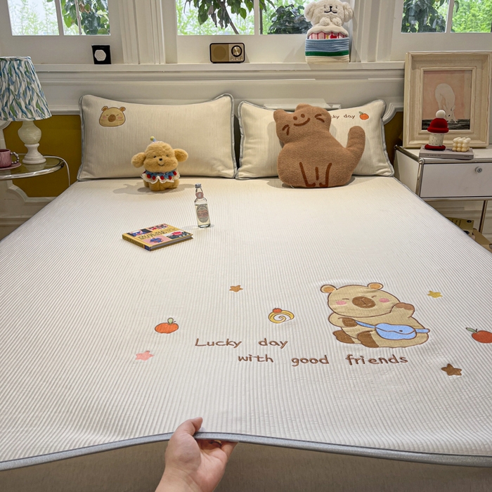 91家纺网 家纺一手货源 找家纺 如一 2025春夏新款A类卡通刺绣PE中分子冰豆豆凉感软席凉席席子 床席款-快乐卡皮