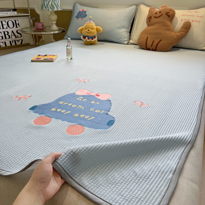 91家纺网 家纺一手货源 找家纺 如一 2025春夏新款A类卡通刺绣PE中分子冰豆豆凉感软席凉席席子 床席款-梦幻汽车