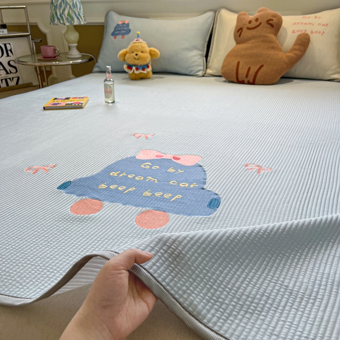 91家纺网 家纺一手货源 找家纺 如一 2025春夏新款A类卡通刺绣PE中分子冰豆豆凉感软席凉席席子 床席款-梦幻汽车