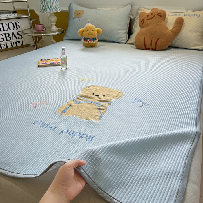 91家纺网 家纺一手货源 找家纺 如一 2025春夏新款A类卡通刺绣PE中分子冰豆豆凉感软席凉席席子 床席款-西高地狗