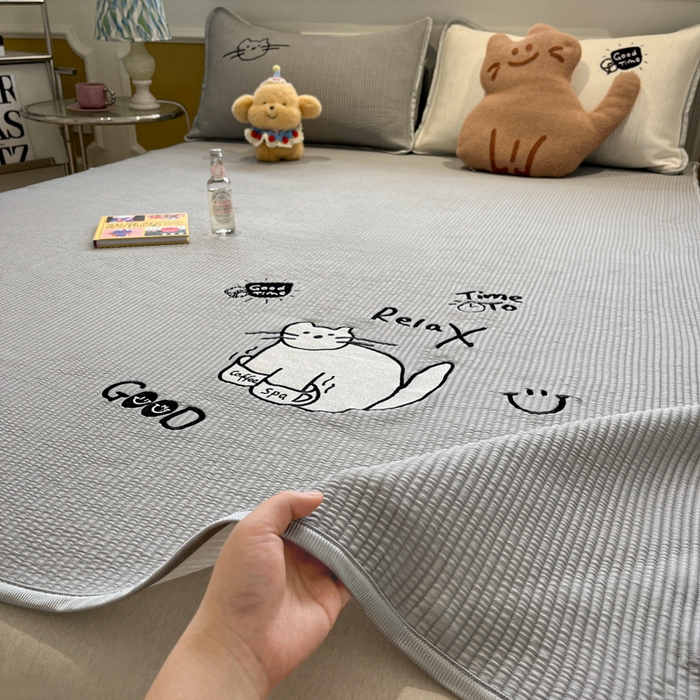 91家纺网 家纺一手货源 找家纺 如一 2025春夏新款A类卡通刺绣PE中分子冰豆豆凉感软席凉席席子 床席款-线条喵喵