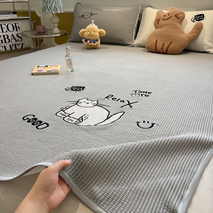 91家纺网 家纺一手货源 找家纺 如一 2025春夏新款A类卡通刺绣PE中分子冰豆豆凉感软席凉席席子 床席款-线条喵喵