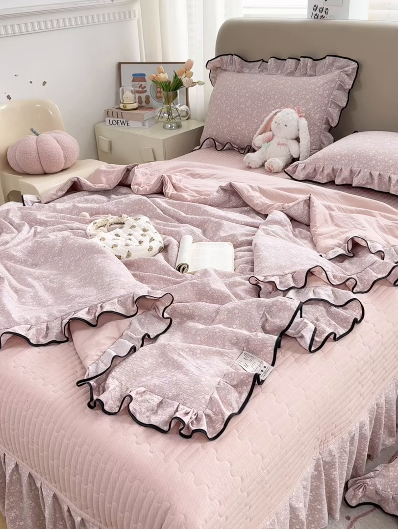 91家纺网 家纺一手货源 找家纺 大麦家纺 2025年新款云感棉双层纱花边床盖夏被夏凉被空调被四件套 繁花