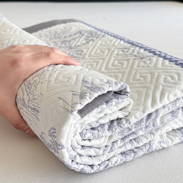 91家纺网 家纺一手货源 找家纺 简宜家居（朝初家纺） 2025春夏新款全棉纯棉老粗布床单绗缝凉席席子 床褥 薄垫子 一席多用 民俗 蓝