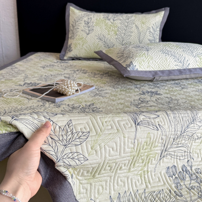 91家纺网 家纺一手货源 找家纺 简宜家居（朝初家纺） 2025春夏新款全棉纯棉老粗布床单绗缝凉席席子 床褥 薄垫子 一席多用 风铃草