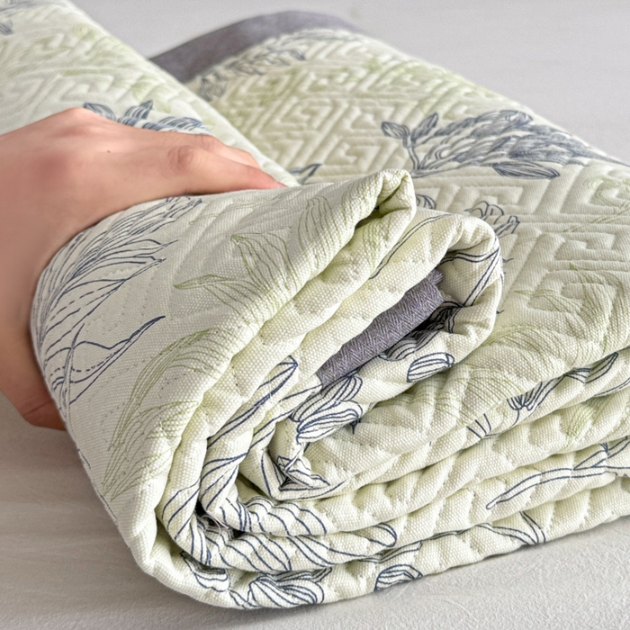 91家纺网 家纺一手货源 找家纺 简宜家居（朝初家纺） 2025春夏新款全棉纯棉老粗布床单绗缝凉席席子 床褥 薄垫子 一席多用 风铃草