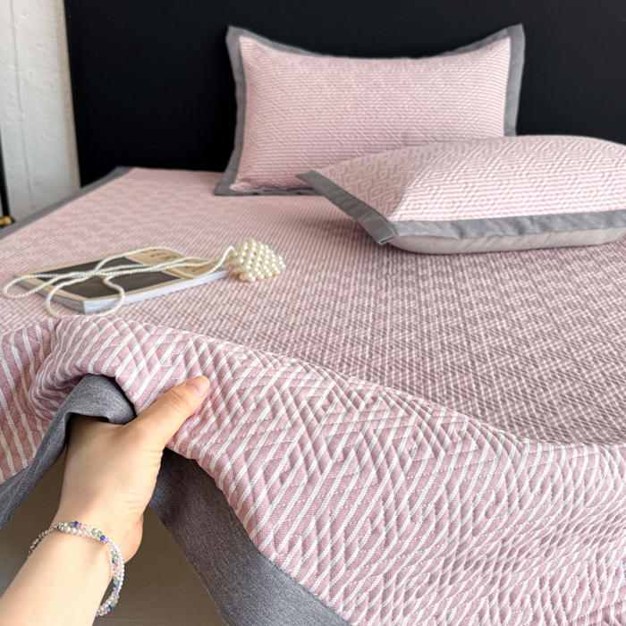 91家纺网 家纺一手货源 找家纺 简宜家居（朝初家纺） 2025春夏新款全棉纯棉老粗布床单绗缝凉席席子 床褥 薄垫子 一席多用 条纹-粉桃