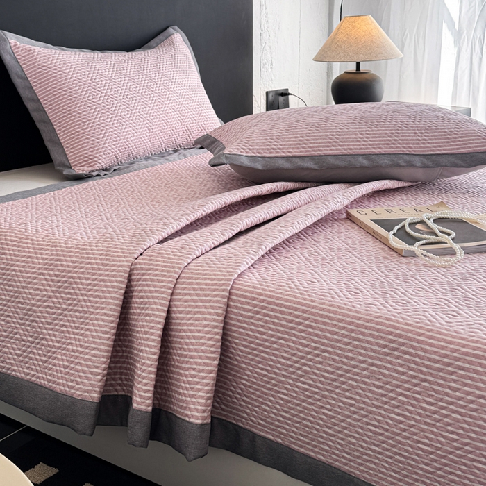 91家纺网 家纺一手货源 找家纺 简宜家居（朝初家纺） 2025春夏新款全棉纯棉老粗布床单绗缝凉席席子 床褥 薄垫子 一席多用 条纹-粉桃