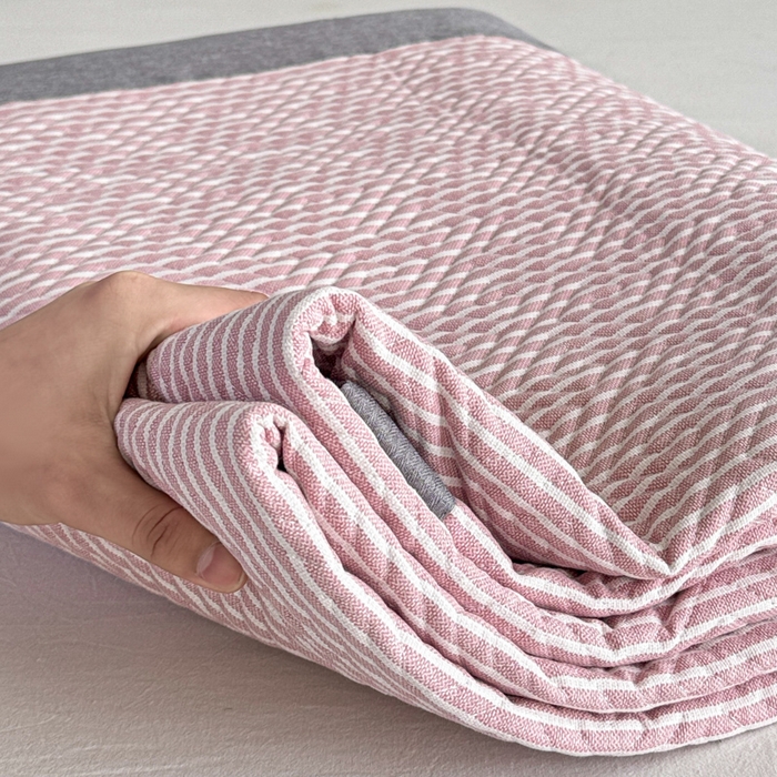 91家纺网 家纺一手货源 找家纺 简宜家居（朝初家纺） 2025春夏新款全棉纯棉老粗布床单绗缝凉席席子 床褥 薄垫子 一席多用 条纹-粉桃