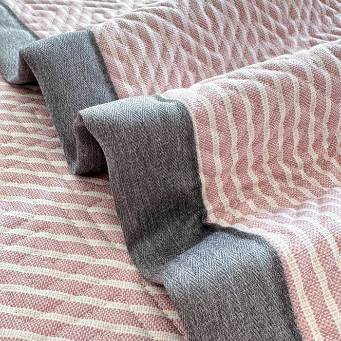 91家纺网 家纺一手货源 找家纺 简宜家居（朝初家纺） 2025春夏新款全棉纯棉老粗布床单绗缝凉席席子 床褥 薄垫子 一席多用 条纹-粉桃