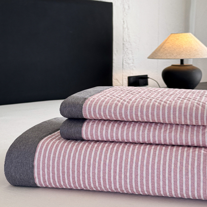 91家纺网 家纺一手货源 找家纺 简宜家居（朝初家纺） 2025春夏新款全棉纯棉老粗布床单绗缝凉席席子 床褥 薄垫子 一席多用 条纹-粉桃