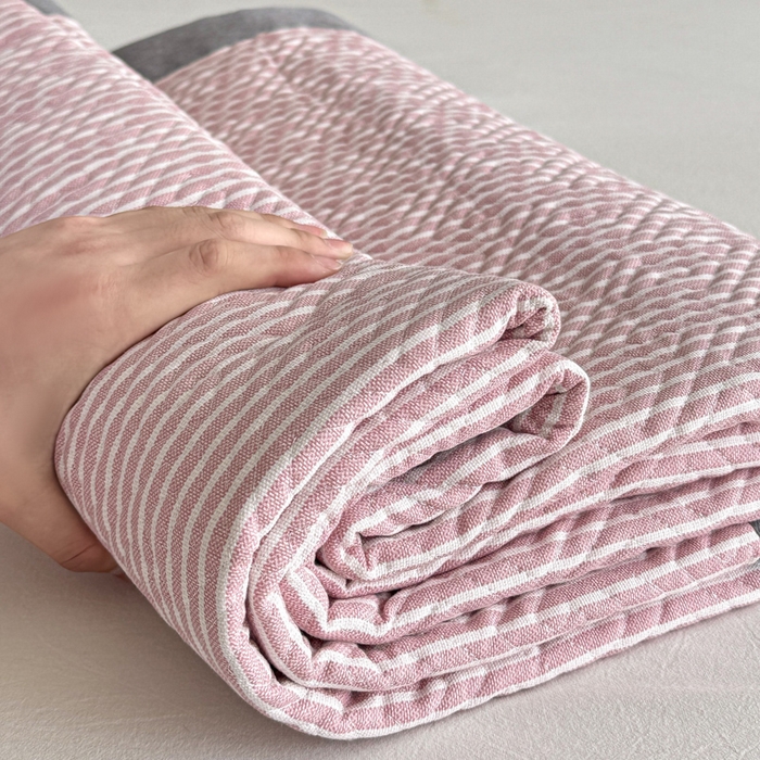 91家纺网 家纺一手货源 找家纺 简宜家居（朝初家纺） 2025春夏新款全棉纯棉老粗布床单绗缝凉席席子 床褥 薄垫子 一席多用 条纹-粉桃